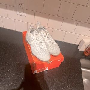 Woman’s vapor max size 6 white/ grey great condition